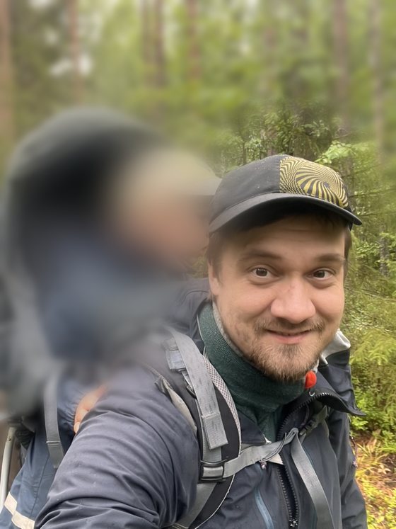 Niila Rahko ulkona metsässä.